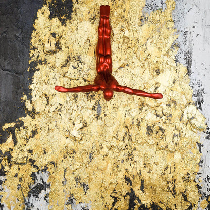 Detailansicht des Wandgemäldes „Sprung Ins Gold“ mit einer dramatischen goldenen Textur und einer roten Skulptur, die einen Sprung darstellt.