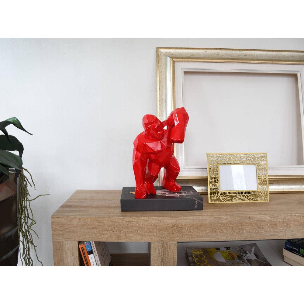 Wütender King Kong - moderne rot lackierte Skulptur aus Harz auf dekorativem Sideboard, ergänzt die moderne Inneneinrichtung.