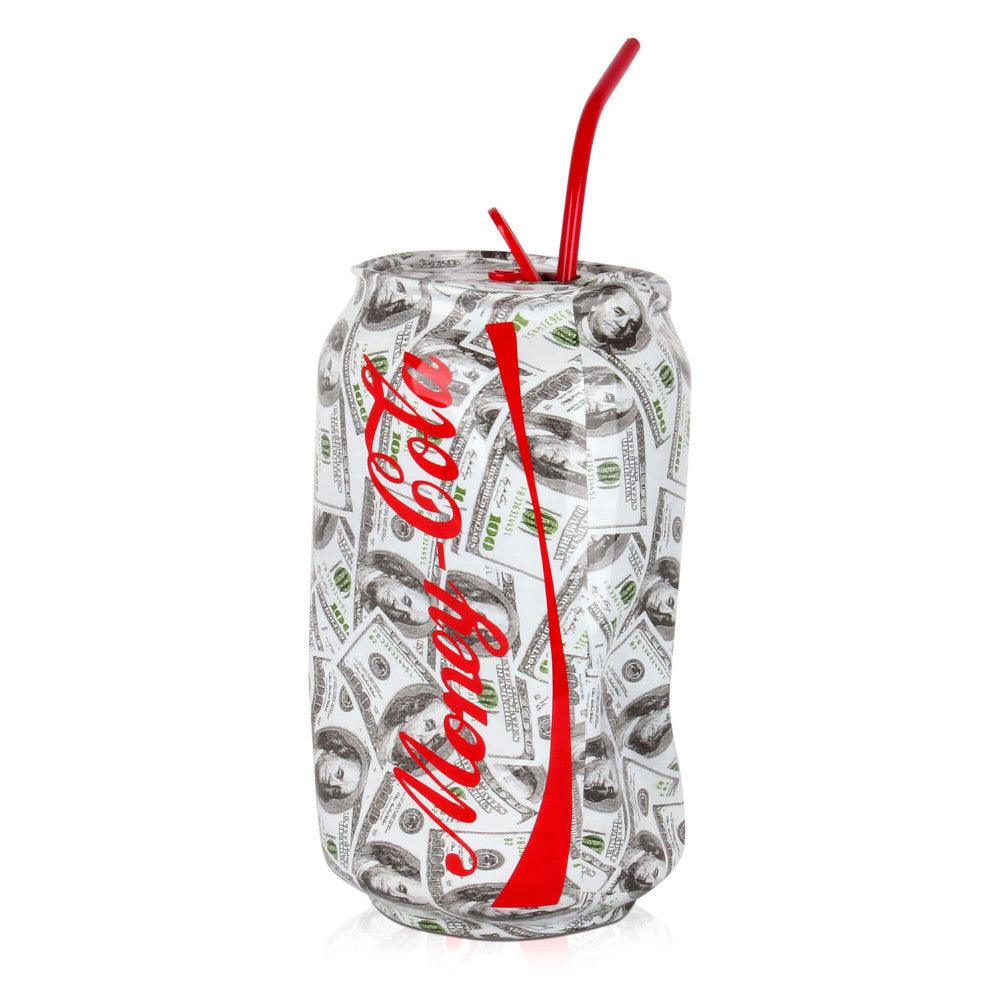 Vibrante Pop Art Skulptur – Zerdrückte Dose aus Harz mit Wassertransferdekor, gestaltet mit Geldscheinen und einem roten Strohhalm.