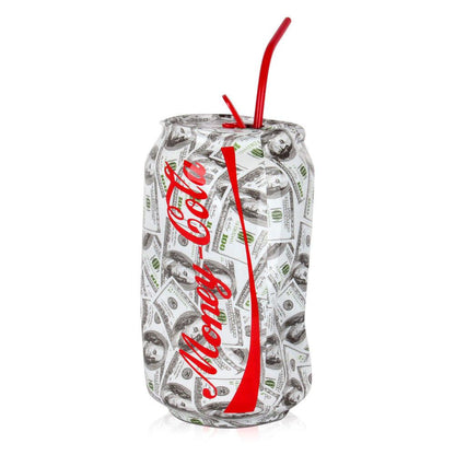Vibrante Pop Art Skulptur – Zerdrückte Dose aus Harz mit Wassertransferdekor, gestaltet mit Geldscheinen und einem roten Strohhalm.