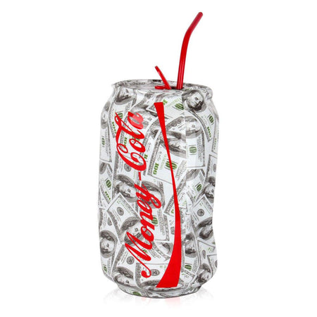 Vibrante Pop Art Skulptur – Zerdrückte Dose aus Harz mit Wassertransferdekor, gestaltet mit Geldscheinen und einem roten Strohhalm.