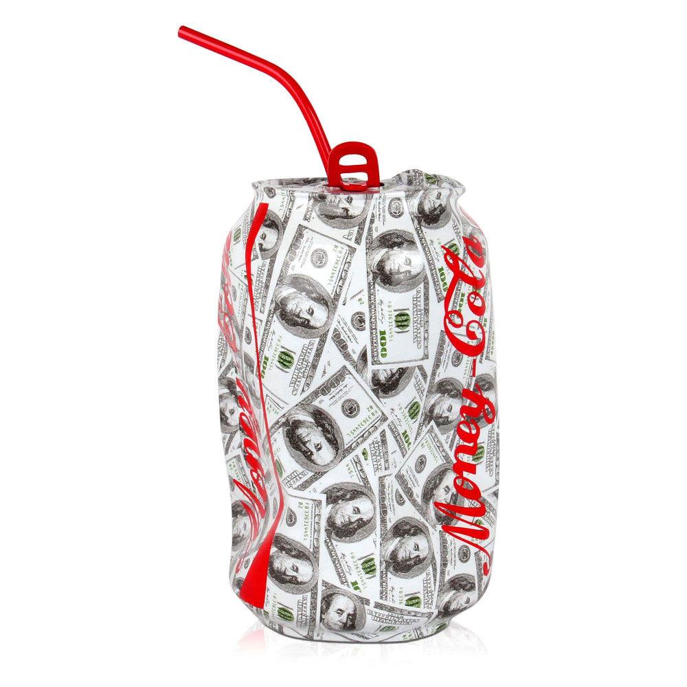 Vibrante Pop Art Skulptur – Zerdrückte Dose aus Harz mit Wassertransferdekor, die einen Geldscheinen bedruckten Look und roten Strohhalm zeigt.