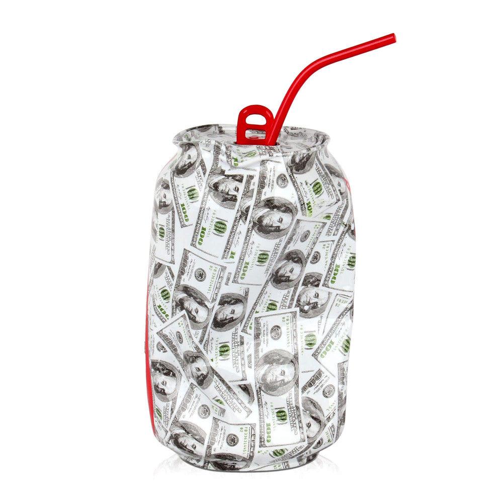 Vibrante Pop Art Skulptur – Zerdrückte Dose aus Harz mit Wassertransferdekor, präsentiert Geldscheine und einen auffälligen roten Strohhalm.