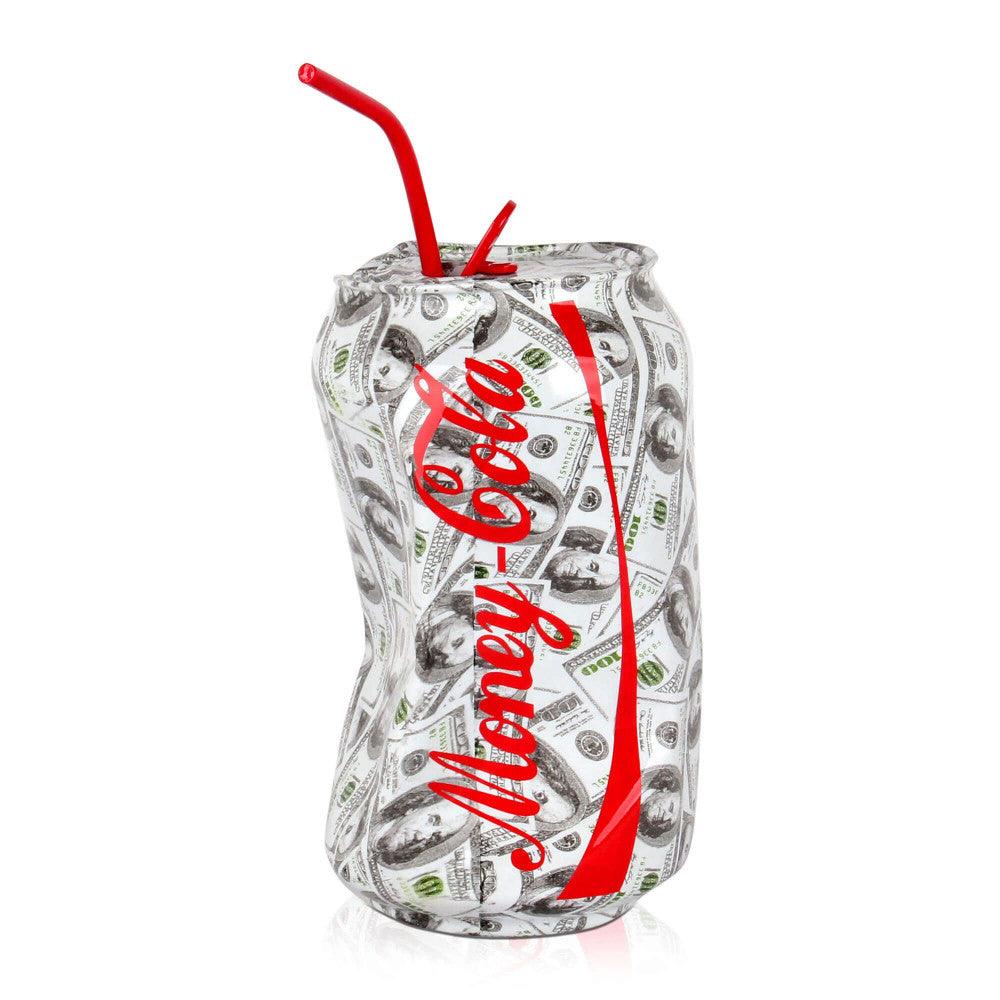 Vibrante Pop Art Skulptur – Zerdrückte Dose aus Harz mit Wassertransferdekor, kreative Darstellung einer Dose mit Geldmotiven und roten Trinkhalm.