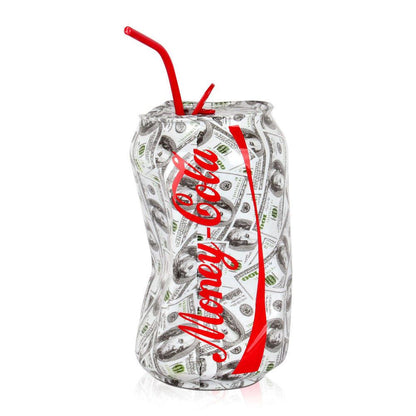 Vibrante Pop Art Skulptur – Zerdrückte Dose aus Harz mit Wassertransferdekor, kreative Darstellung einer Dose mit Geldmotiven und roten Trinkhalm.