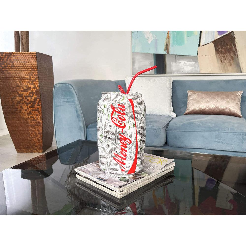 Vibrante Pop Art Skulptur – Zerdrückte Dose aus Harz mit Wassertransferdekor, stilvolle Platzierung der Skulptur in einem modernen Wohnzimmer mit Couch und Kaffeetisch.