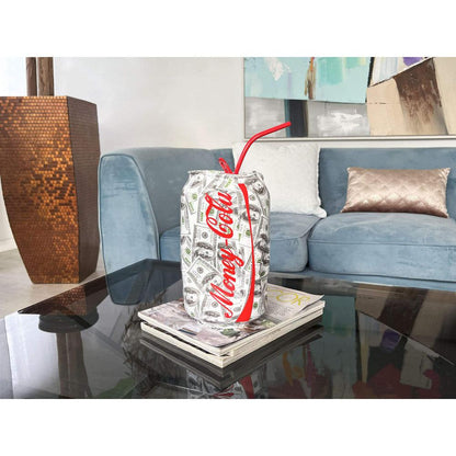 Vibrante Pop Art Skulptur – Zerdrückte Dose aus Harz mit Wassertransferdekor, stilvolle Platzierung der Skulptur in einem modernen Wohnzimmer mit Couch und Kaffeetisch.