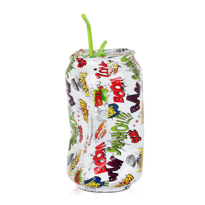 Seitenansicht der Zerdrückte Dose Pop Art Skulptur, die mehrfarbige Grafiken zeigt, ideal als auffälliges Dekorationselement.