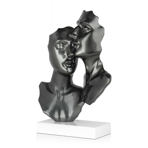 Zwei Liebende. Moderne figurative Skulptur aus Kunstharz mit Metalleffekt auf Marmorsockel. 57 x 42 x 16 cm - Designerobjekte.com