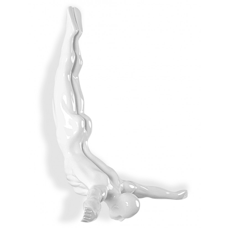 Taucher klein. Moderne figurative Skulptur aus lackiertem Kunstharz, zum Aufhängen an die Wand - Designerobjekte.com